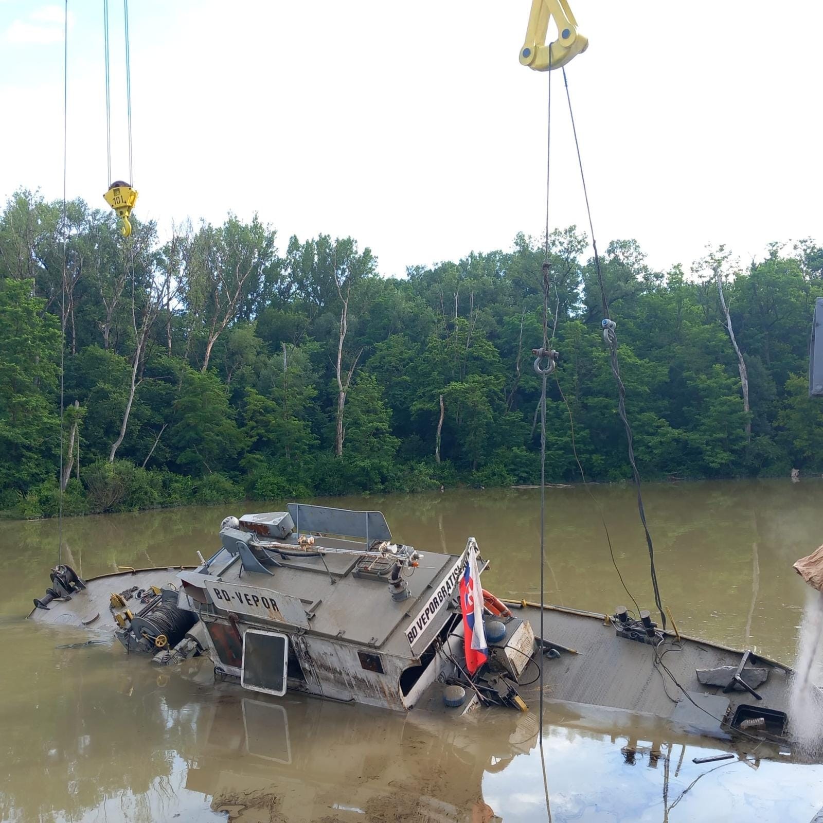 V bratislavskom prístave sa v piatok potopilo plavidlo.