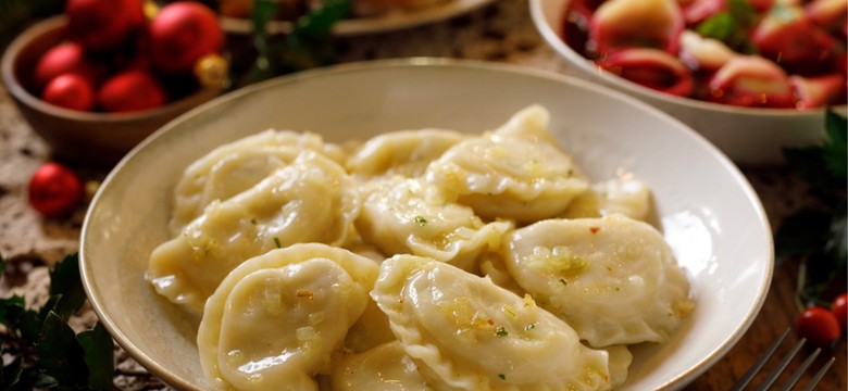 Ile kalorii mają pierogi, barszcz i sałatka jarzynowa? Sprawdź, jak nie przytyć w święta