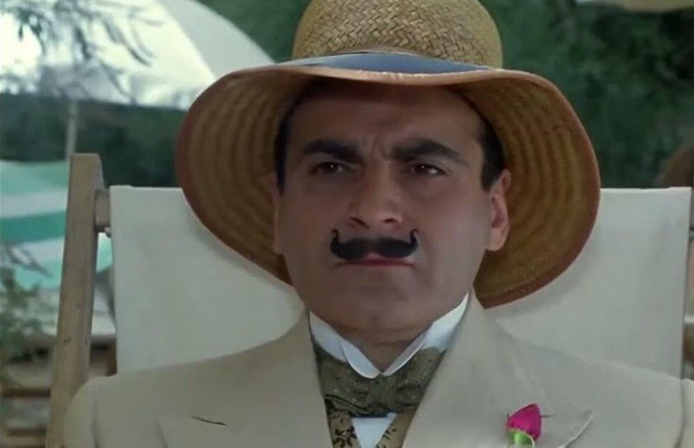 Britský herec David Suchet ako Hercule Poirot. 