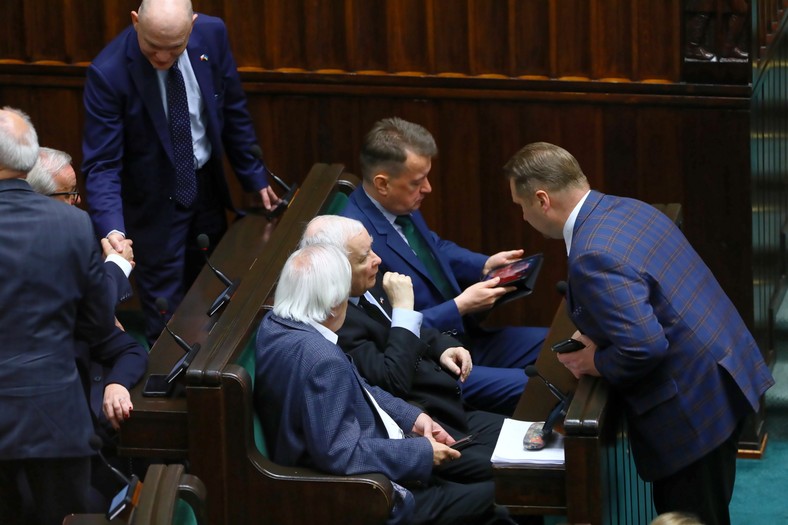 Minister edukacji i nauki Przemysław Czarnek (P) oraz prezes PiS Jarosław Kaczyński (C) podczas posiedzenia Sejmu w Warszawie