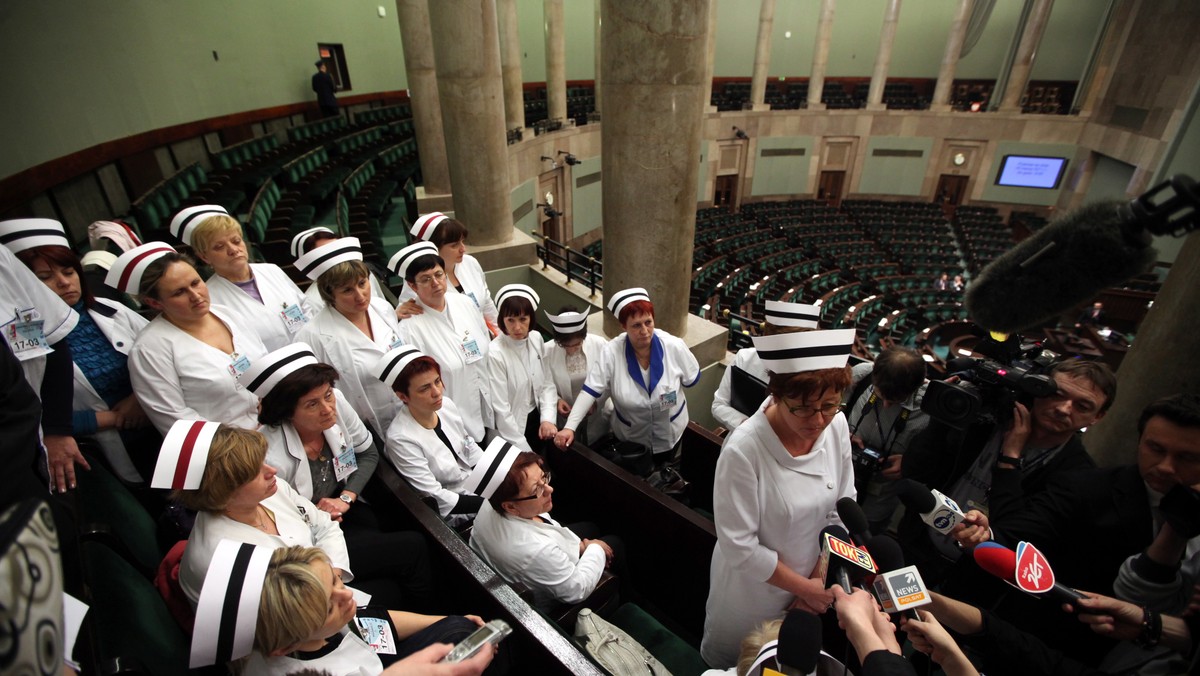 Pielęgniarki z OZZPiP drugi dzień okupują Sejmową galerię. Protestują w ten sposób przeciwko zmianom w ustawie o działalności leczniczej, które umożliwią zatrudnianie ich na kontraktach.