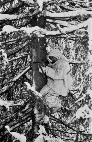 Radziecki partyzant osłania swój oddział (1941, domena publiczna)