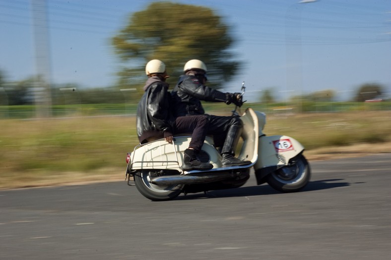 Polskie motocykle i samochody na torze FSO