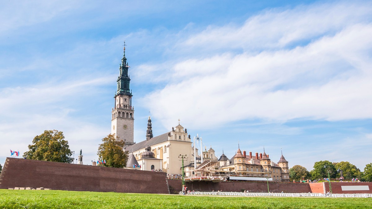 Nasza ojczyzna potrzebuje dzisiaj odnowy, jeśli ma mieć przed sobą swoje jutro - powiedział do zgromadzonych na Jasnej Górze w święto Najświętszej Maryi Panny Królowej Polski przewodniczący Konferencji Episkopatu Polski, metropolita poznański abp Stanisław Gądecki.