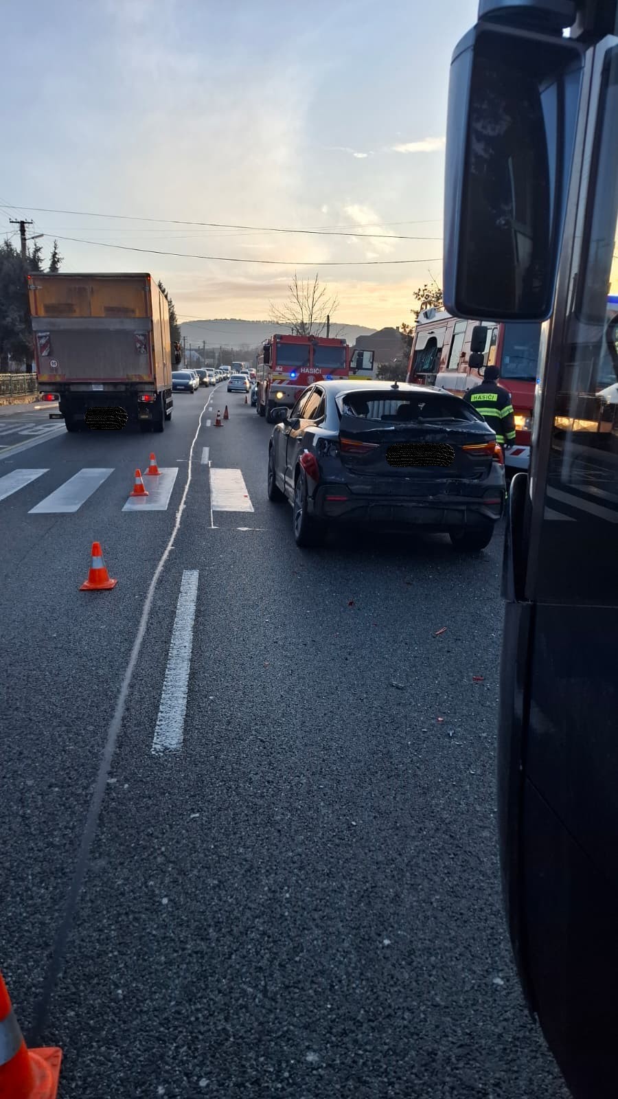 Pri zrážke autobusu a auta vo Svinici utrpela zranenia jedna osoba.