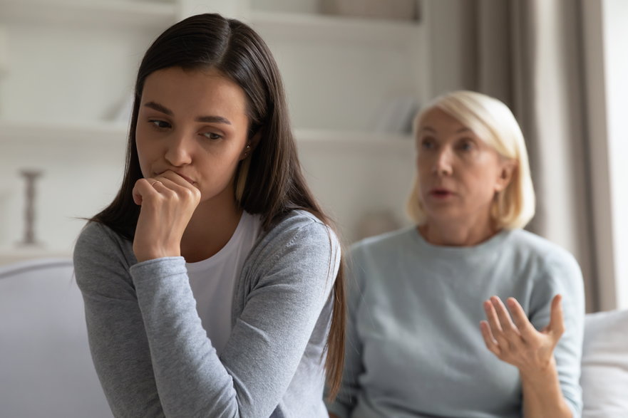 Toksyczne matki potrafią mocno wpłynąć na psychikę dziecka. Jak wygląda taka relacja?