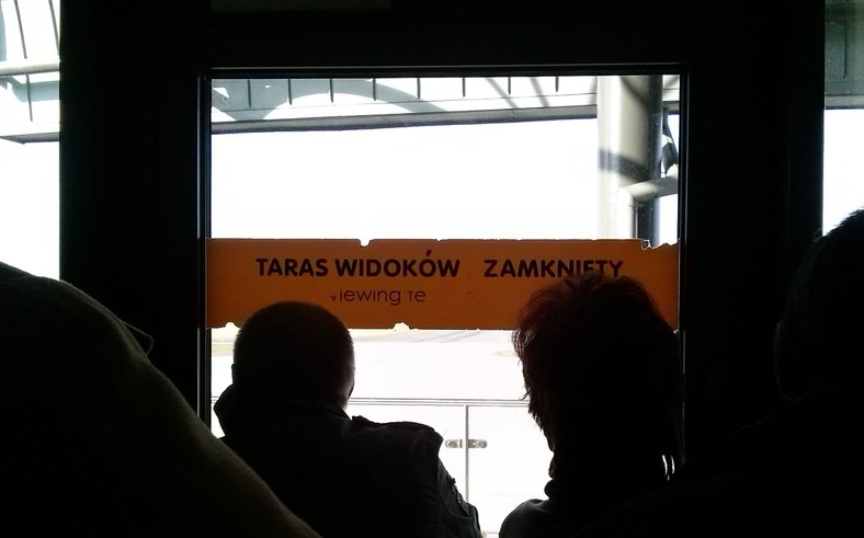 Zamknięty taras widokowy na bydgoskim lotnisku