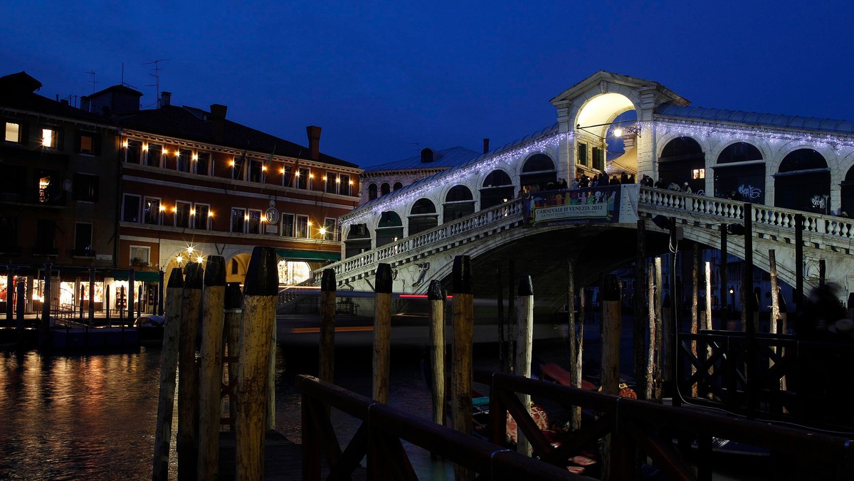 Rzeźba byka o wysokości 9 metrów wita wszystkich przybyłych do Wenecji. Dzieło ustawione nad Canal Grande przypomina o trwającym karnawale i jego kilkusetletniej tradycji, a jednocześnie ma odstraszyć mróz, który nęka miasto.