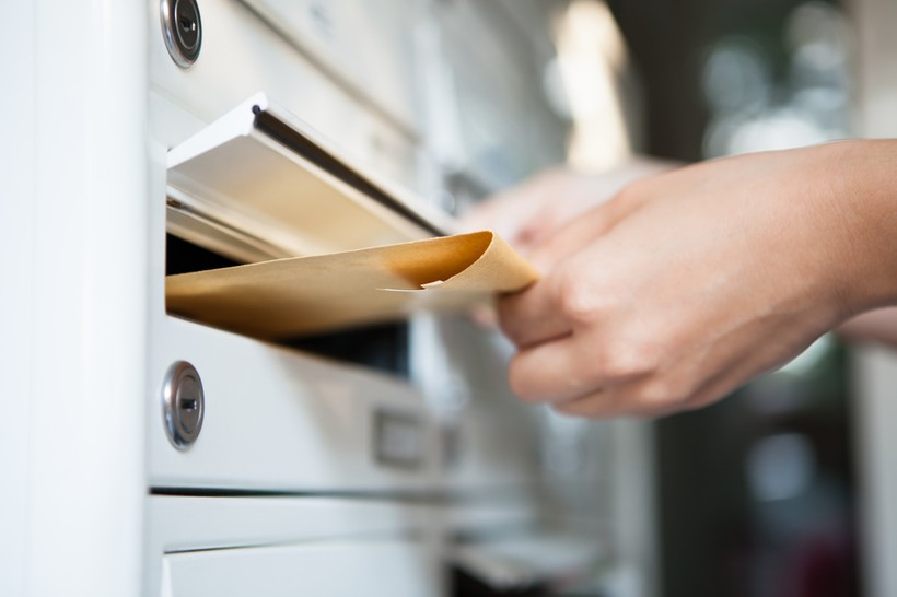 Ministerstwo Sprawiedliwości uspokaja, że zanim sądy pozostawią zawiadomienia w aktach ze skutkiem doręczenia, muszą najpierw informować uczestników postępowania za granicą o zmianie ich sytuacji
