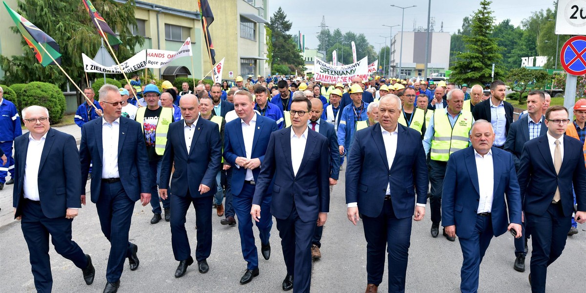 Mateusz Morawiecki i Jacek Sasin w kopalni Turów.