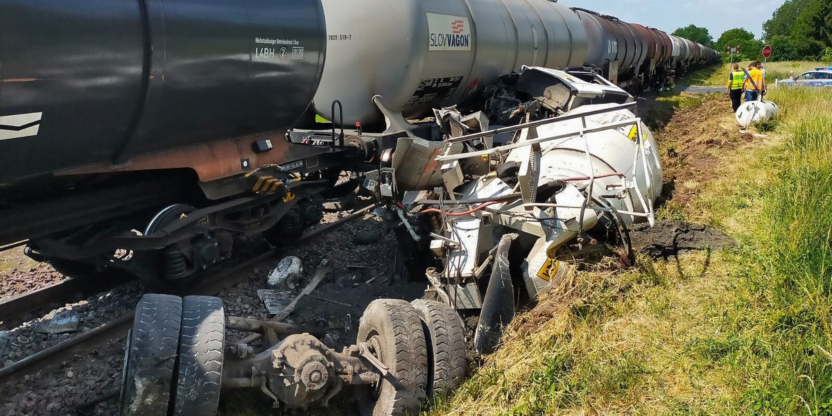 Wielkopolskie. Wypadek w Rybnie Wielkim. Pociąg zderzył się z betoniarką.
