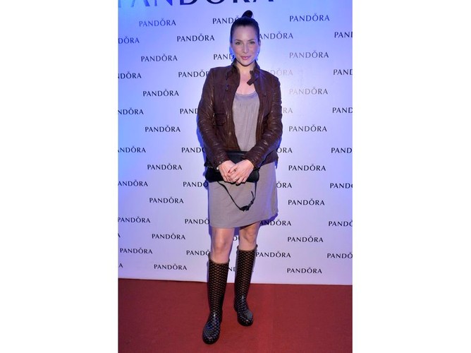 Kalosze, luźna sukienka i rozpięta kurtka: taki zestaw przykrywa wszystkie atuty kobiecej sylwetki. Do tego wyjątkowo ściśle związane włosy i mamy przykład, jak oszpecić przepiękną kobietę. A taką jest niewątpliwie zmysłowa Anna Dereszowska