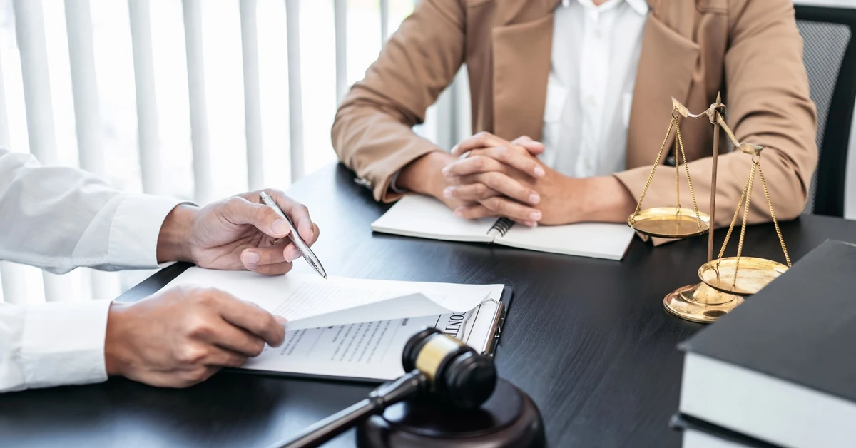 Kto dziedziczy spadek po osobie bezdzietnej? Sprawdź kolejność dziedziczenia ustawowego: małżonek, rodzice, rodzeństwo