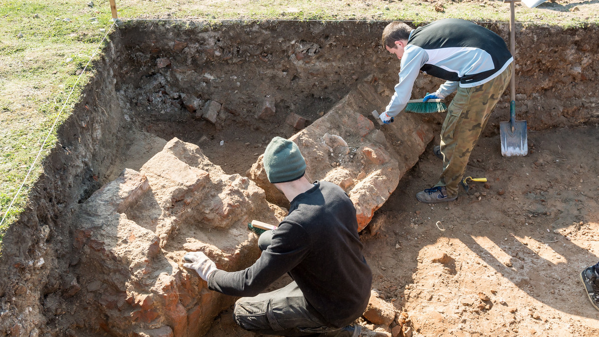 UNISŁAW ZAMEK KRZYŻACKI PRACE ARCHEOLOGICZNE (wykopaliska archeologiczne)