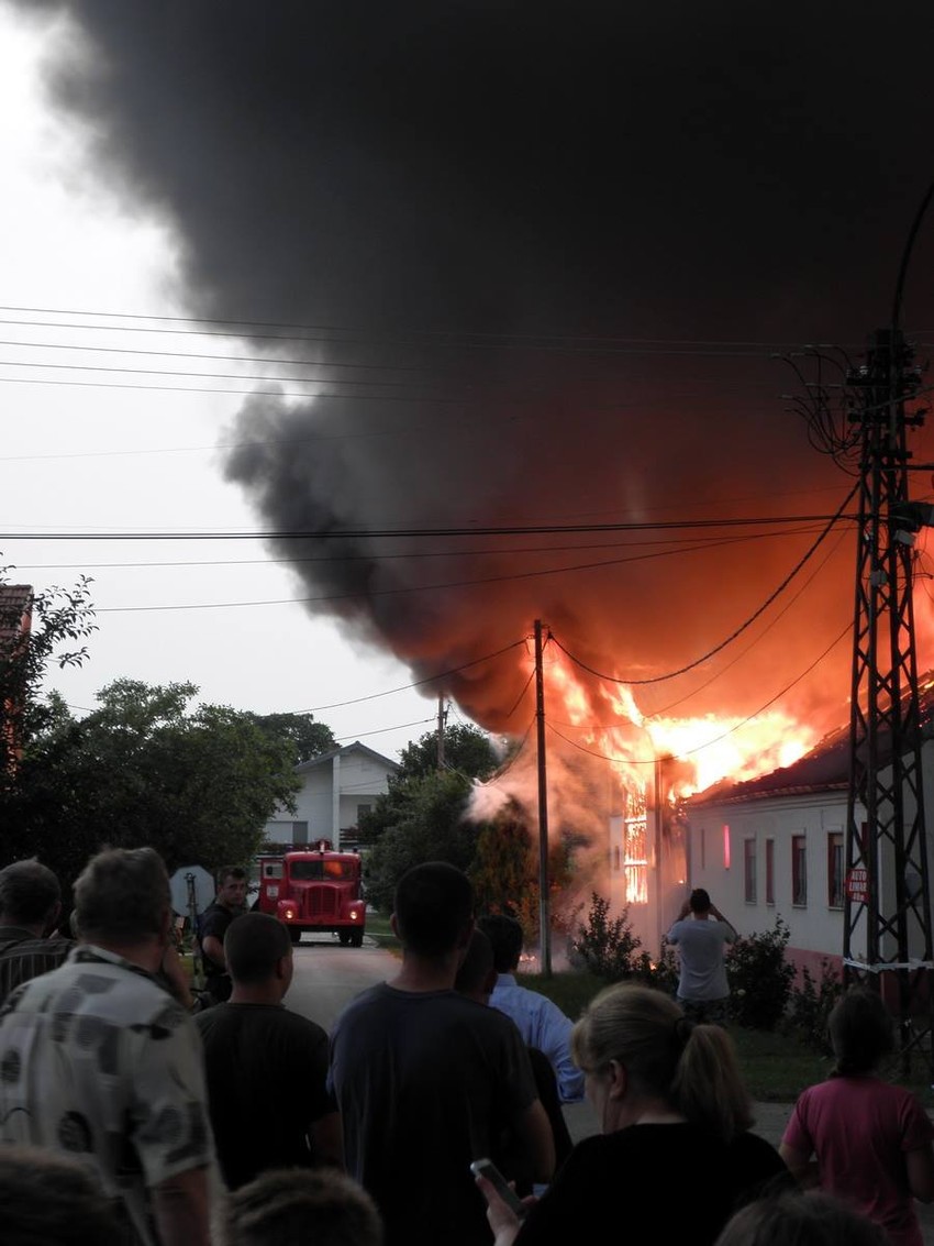 Veliki plamen se izvio nad fabrikom i salonom nameštaja