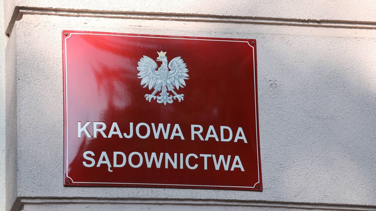 Sejmowa komisja zarekomendowała dziś stanowisko Izby dla Trybunału Konstytucyjnego, w którym wnosi o uznanie konstytucyjności przepisu o wyborze przez Sejm sędziów do Krajowej Rady Sądownictwa oraz niekonstytucyjności przepisów o odwołaniach od uchwał KRS.