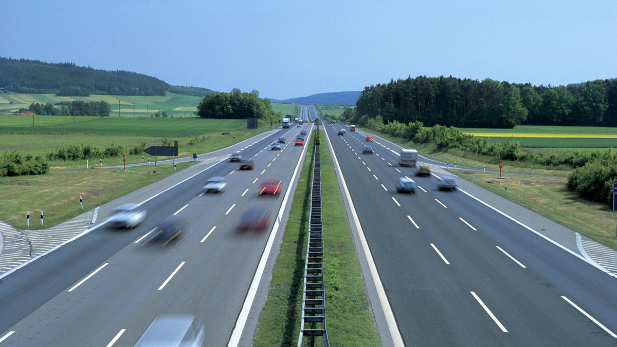 Bawarska CSU chce wprowadzić opłaty za przejazd samochodem osobowym przez autostrady w Niemczech - informuje "Gazeta Polska codziennie".