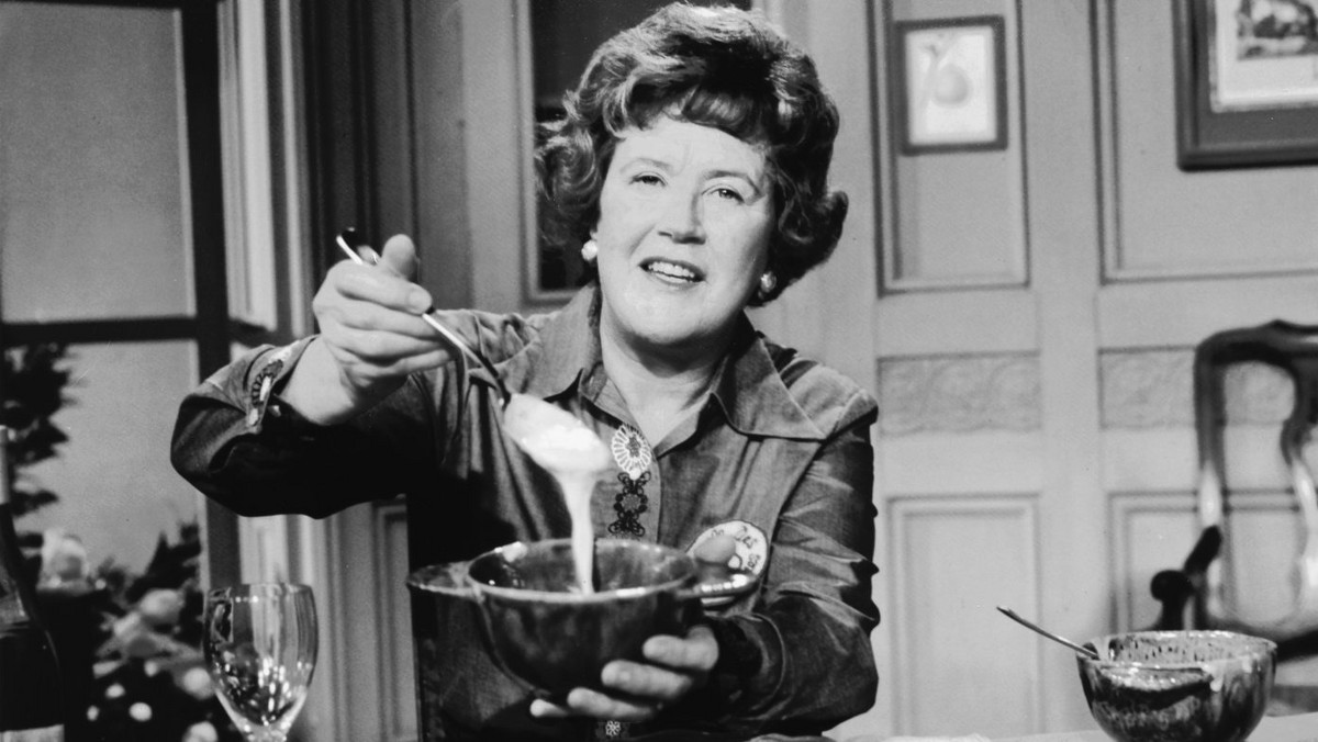 Książkowa wersja kultowego, pierwszego w historii telewizji, kulinarnego reality show! Pilotażowy odcinek "Francuskiego szefa kuchni" wyemitowano "w Bostonie 11 lutego 1963 r. (czyli pół wieku temu — dop. PR), jeszcze w czarno-białej telewizji" — jak wspomina we wstępie sama Julia Child. Poniżej prezentujemy fragmenty książki napisanej przez jedną z najsłynniejszych kucharek.