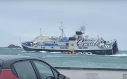 Wysokie fale i sztorm we Włoszech. Uszkodzone samochody na promie