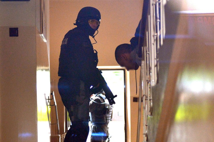 MĘŻCZYZNA ZABARYKADOWAŁ SIĘ W MIESZKANIU