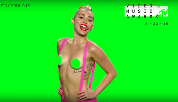 Miley Cyrus znów topless. Jej też jest gorąco?