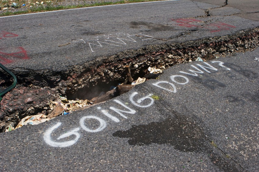 Put koji je pun pukotina usled "večne" vatre