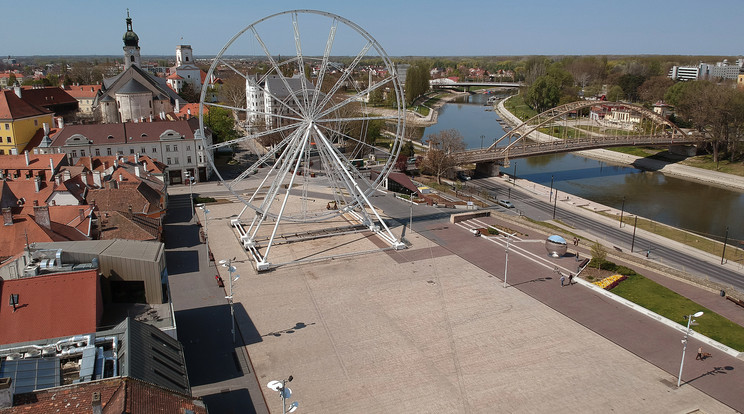 Győr városában húsvéthétfő éjszakáig több parkban, parkolóban sétányon megtiltották a tartózkodást, számos közterületen csak az áthaladás engedélyezett. / Fotó: MTI/Krizsán Csaba