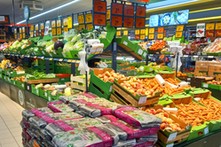 W sklepach pojawiły się flagi kraju pochodzenia na owocach i warzywach