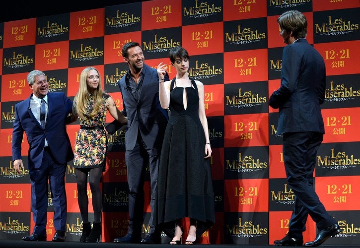Producent Cameron Mackintosh, Amanda Seyfried, Hugh Jackman, Anne Hathaway i reżyser Tom Hooper na premierze 'Les Misérables' w Tokio