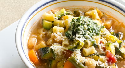 Genialna zupa jarzynowa z Prowansji. Sekret jej smaku tkwi w aromatycznym sosie