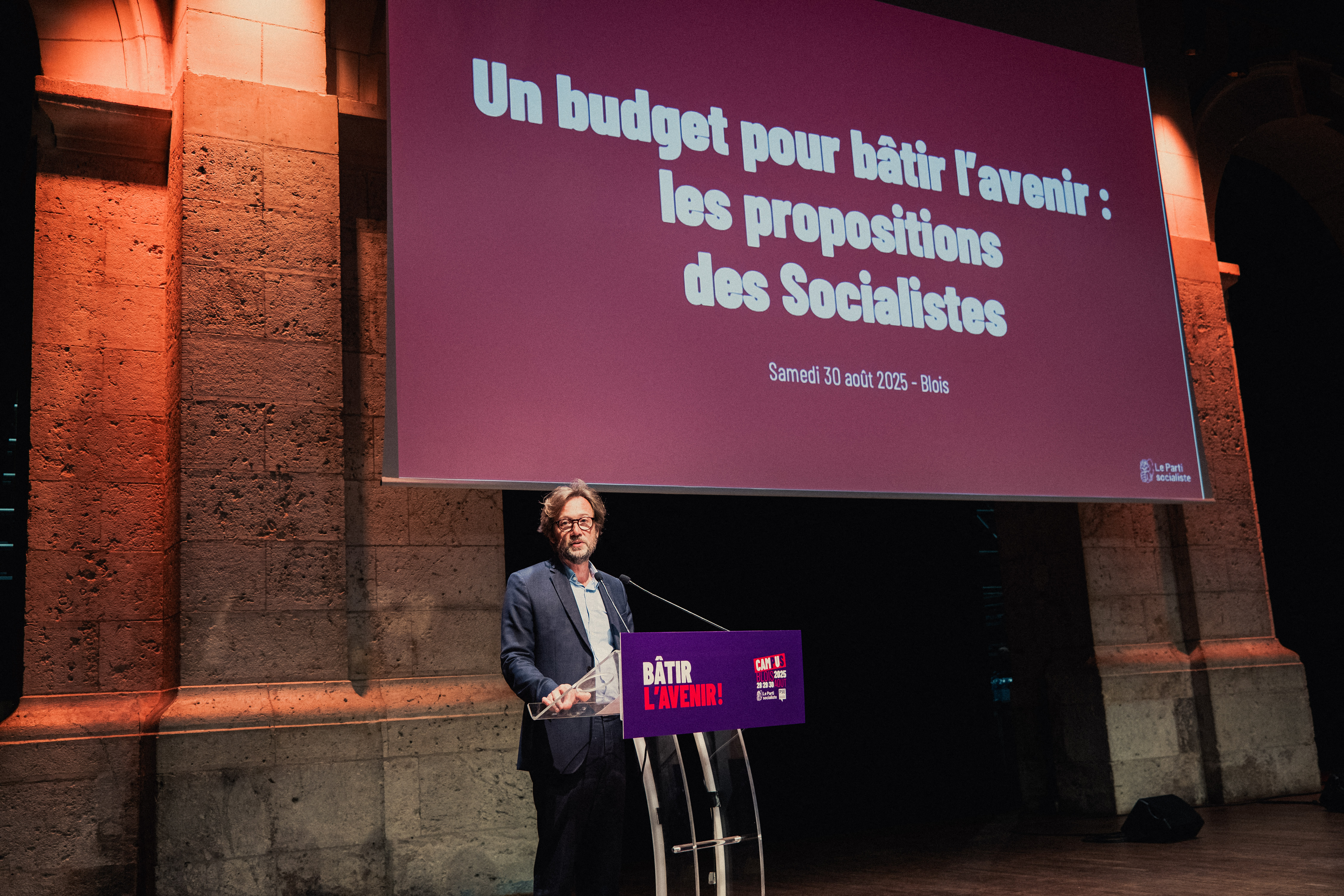 Le PS propose ses services à Macron pour remplacer Bayrou