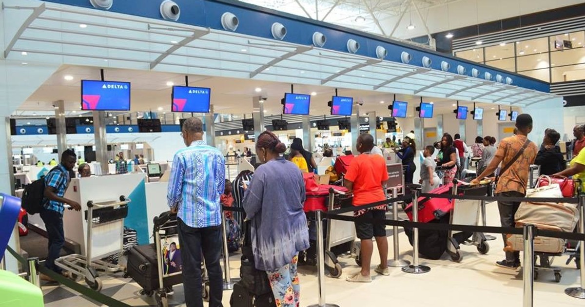 Close borders and people in pandemic. All passengers must. стюардесса в медицинской маске. Etihad airways транзит пцр. All passengers must.