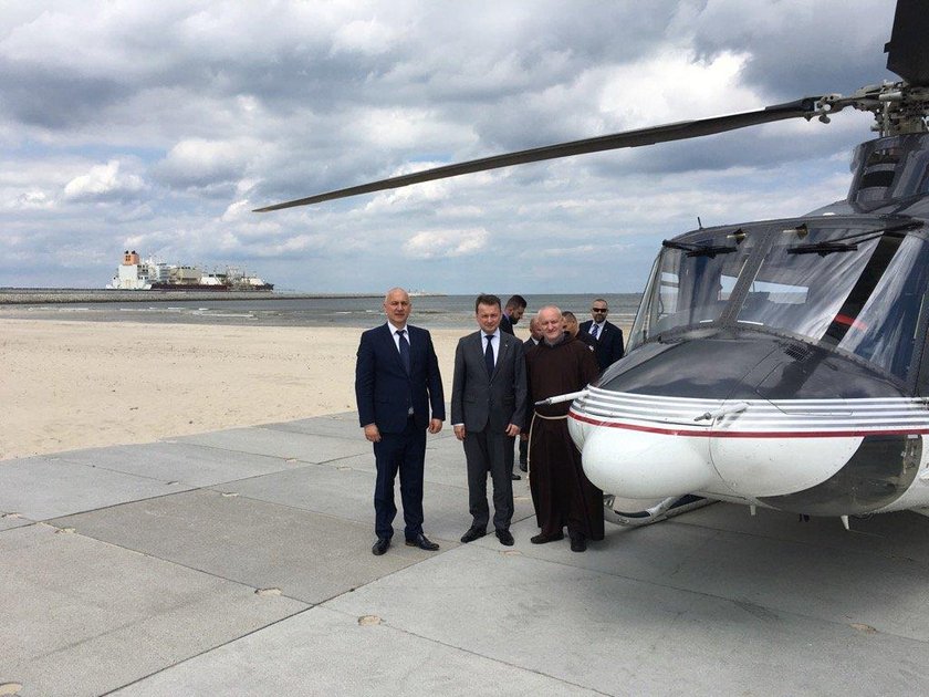 Kaczyński poleciał na grób brata policyjnym helikopterem