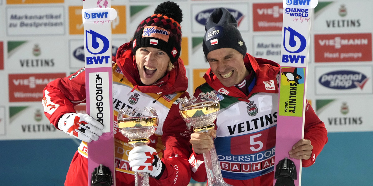 Dawid Kubacki i Piotr Żyła na podium w Oberstdorfie. 