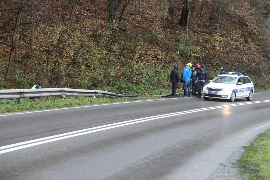 Slika 1: Mesto izletanja automobila je levo od osoba na fotografiji i primetno je da je ograda tu niža