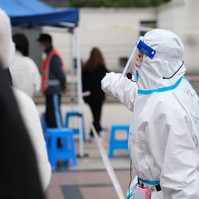 Tombol a BA.2 Kínában, Sanghajt két szakaszban zárják le