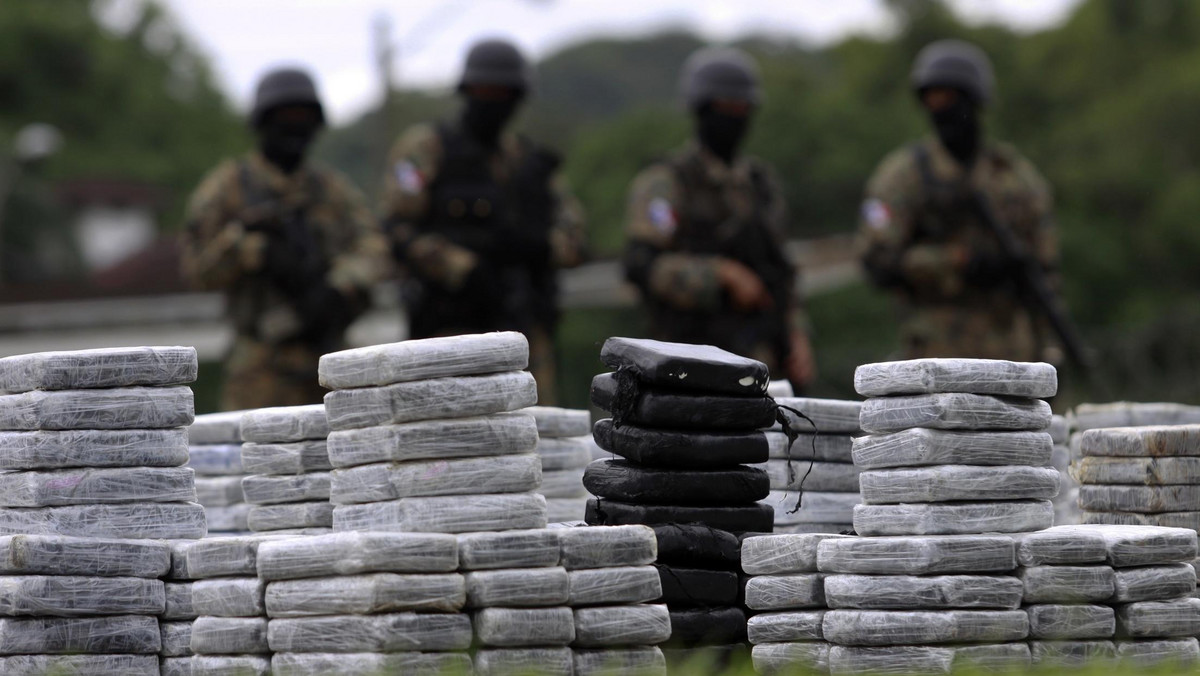 Tonę kokainy o wartości 250 milionów euro skonfiskowali w poniedziałek karabinierzy w porcie Gioia Tauro w Kalabrii na południu Włoch. Port ten kontrolowany jest przez tamtejszą mafię 'ndranghetę i to ona zapewne stoi za przemytem.
