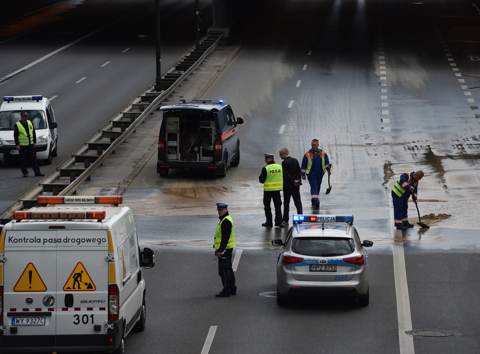 WARSZAWA TRASA ŁAZIENKOWSKA AWARIA WODOCIĄGÓW (awaria wodociągów na Trasie Łazienkowskiej)