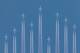 Emisje CO2 w lotnictwie nie spadną, jeśli samoloty będą nadal  tankowane tradycyjnym paliwem - raport PIE