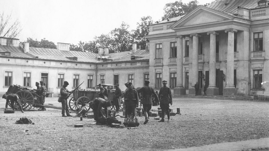 Oddziały wierne Piłsudskiemu na placu przed Belwederem, prawdopodobnie 14 maja 1926.