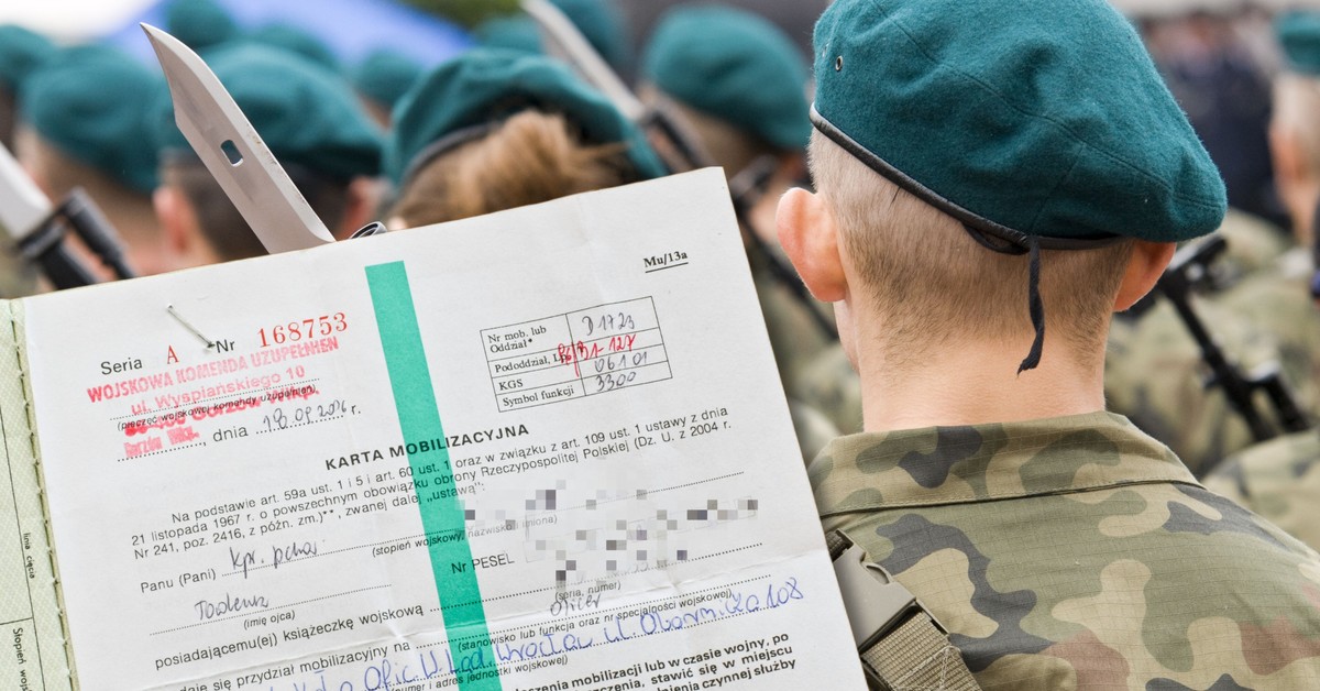 Polacy donoszą o listach poleconych z wojska. Listonosze roznoszą karty mobilizacyjne. Kogo wzywa armia?