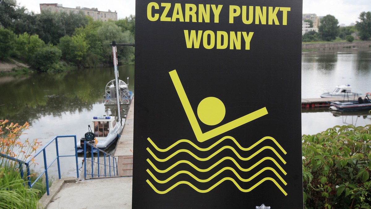 Na plażach, gdzie dochodziło na Mazowszu do największej liczby utonięć, staną w lipcu kolejne "czarne punkty wodne". To kontynuacja rozpoczętej w 2009 r. akcji oznaczania niebezpiecznych miejsc nad wodą; w sumie oznakowane jako "czarny punkt" będą 63 dzikie plaże.