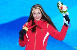 Trzykrotna medalistka olimpijska gra na pianinie, pracuje jako modelka i ma głowę do interesów