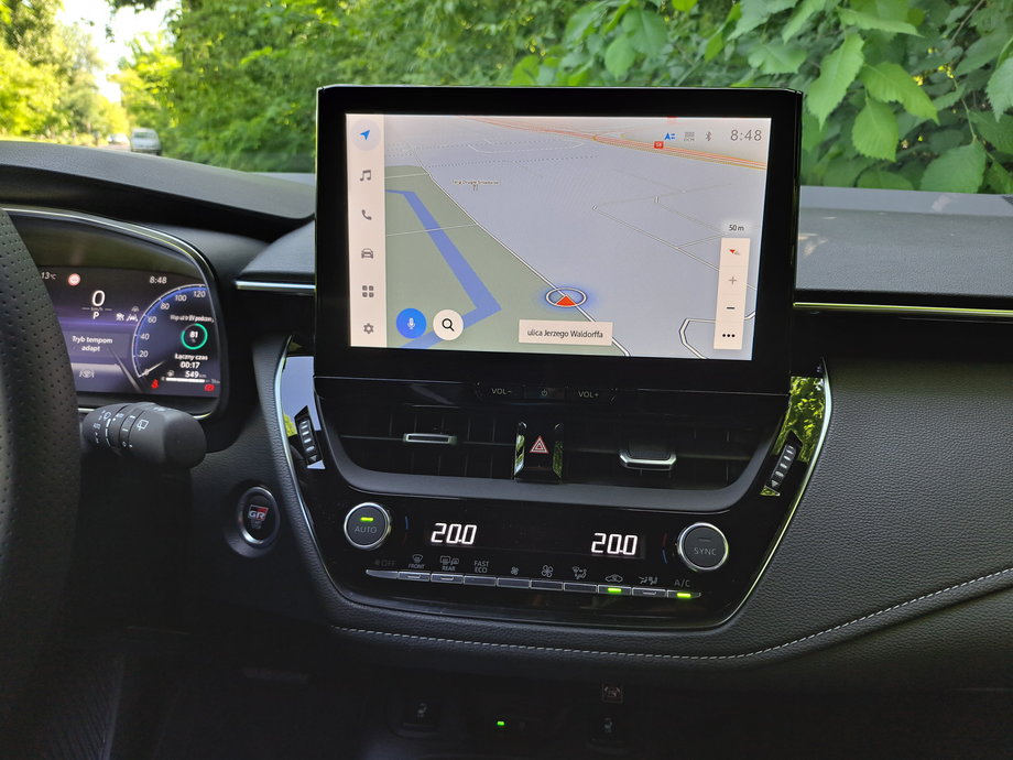Toyota Corolla Hybrid Touring Sports ma w końcu nowoczesny system multimedialny. Szata graficzna jest prosta, co pewnie zasmuci miłośników efektownych gadżetów, ale za to przejrzysta. To wpływa na łatwość obsługi.