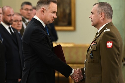 Prezydent Andrzej Duda oraz nowo powołany dowódca Sztabu Generalnego Wojska Polskiego gen. broni Wiesław Kukuła w Pałacu Prezydenckim