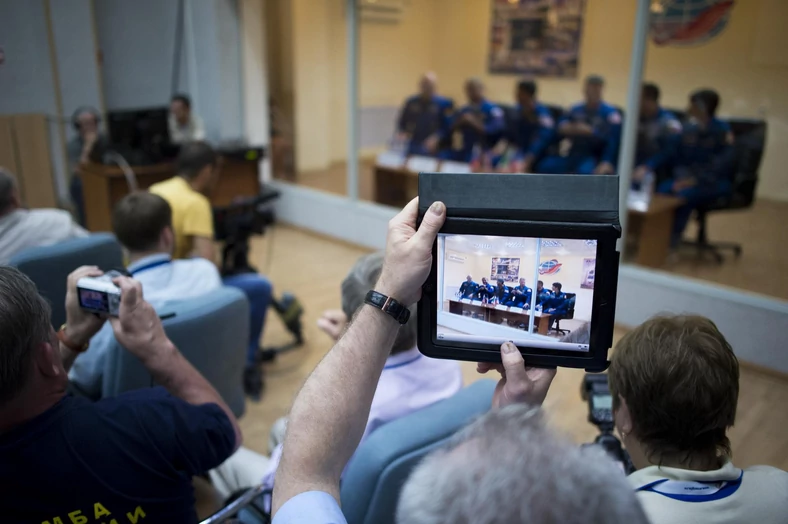 Tuż przed lotem nawet konferencje prowadzone są przez szybę