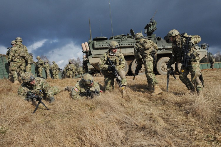 W czasie manewrów używano ostrej amunicji. Ćwiczenia polegały na przeprowadzeniu ataków na bazy oraz na ich obronie.
<br><br>
fot. (mb/cat) PAP/Marcin Bielecki