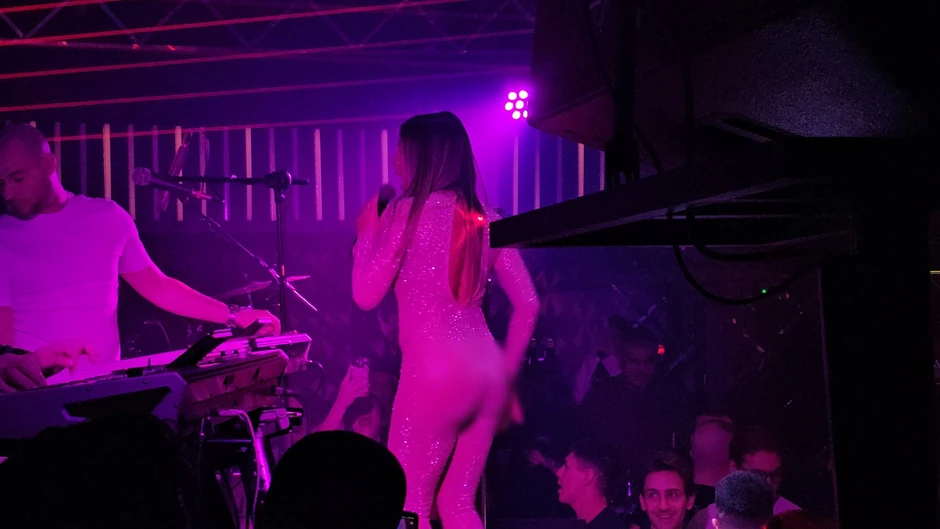 Sandra Afrika bez donjeg veša