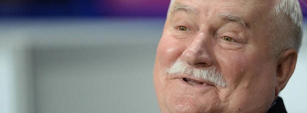 Były prezydent Polski Lech Wałęsa (lata 1990-1995) Były prezydent Lech Wałęsa znalazł się ostatnio w ogniu krytyki, gdy wyszło na jaw, że towarzyszył przedstawicielom firmy Sunreef Yachts wspierając swoim wizerunkiem ich markę oraz promując polski przemysł jachtowy. Wałęsa stanowi bowiem swoisty wabik dla dziennikarzy i gości biznesowych, którzy chętnie spotkają się z legendą "Solidarności". Wizerunkowo jednak Wałęsa wypadł w tym wypadku bardzo kiepsko. W internecie pojawiły się między innymi jego zdjęcia relaksującego się w basenie w Meksyku. I pomimo, że przedstawiciele firmy tłumaczyli, że Wałęsa nie pracuje dla tej firmy, to pojawiło się pytanie, czy byłemu prezydentowi przystoi angażować się w takie działania. Tym bardziej, że Wałęsa spokojnie mógłby zarabiać na samych wykładach, których udziela bardzo chętnie, zwłaszcza na Florydzie. Zdjęcia stamtąd b. prezydent często publikuje na internetowym fotoblogu. Kilka miesięcy temu "Fakt" podał, że za jeden wykład Wałęsa dostaje nawet 100 tysięcy zł.