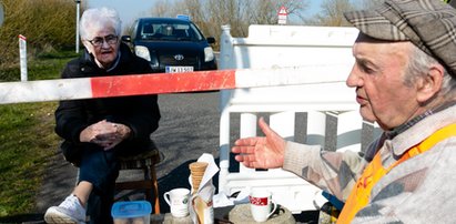 Miłość w czasach epidemii? Ci seniorzy wiedzą, jak to robić!